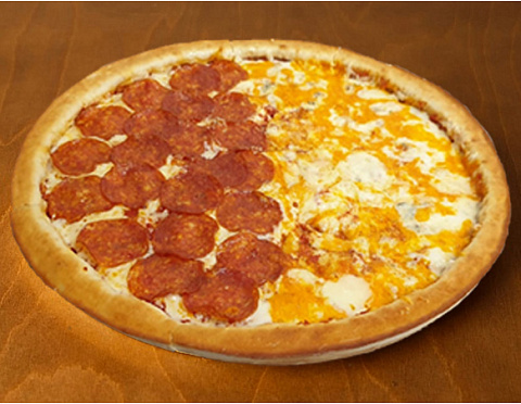 Пицца 50/50 "Пепперони" и "4 сыра" 35 см.